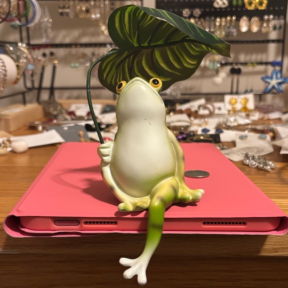 Green Frog Reptile Decor Figurine with Leaf Canopy